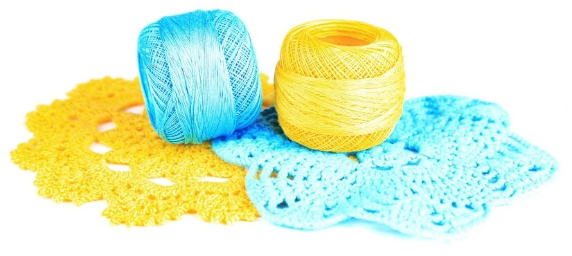 fargerikt garn til strikking med serviett isolert på hvit bakgrunn