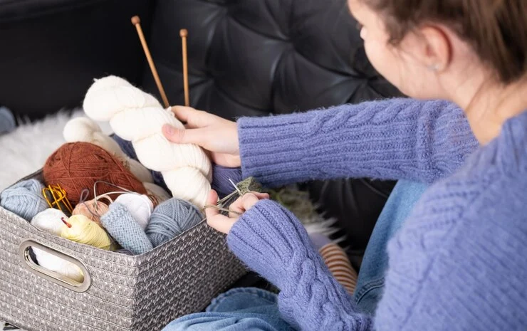 kvinne strikker lue kvinne er kledd genser farge peri peri prosess